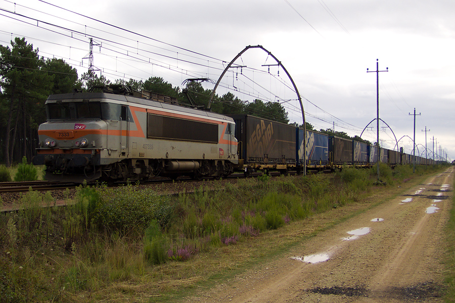 Au nord de Morcenx en direction de Bordeaux, voila la BB 7333 sur un train de Combinés le 13.09.2008.jpg